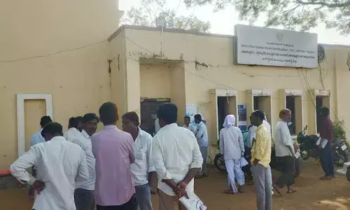 నాగిరెడ్డిపేట తహశీల్దార్ కార్యాలయంలో ఏసీబీ అధికారుల దాడులు