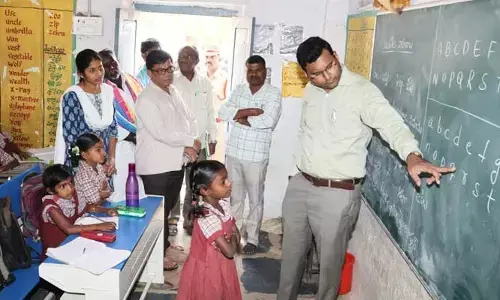 ప్రాథ‌మిక పాఠ‌శాల‌లో గురువుగా మారిన క‌లెక్ట‌ర్