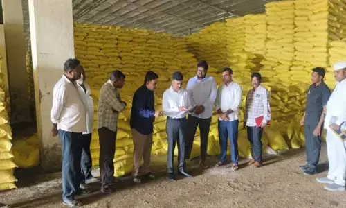 అక్రమాలకు పాల్పడితే కఠిన చర్యలు : క‌లెక్ట‌ర్ బ‌డుగు చంద్ర‌శేఖ‌ర్