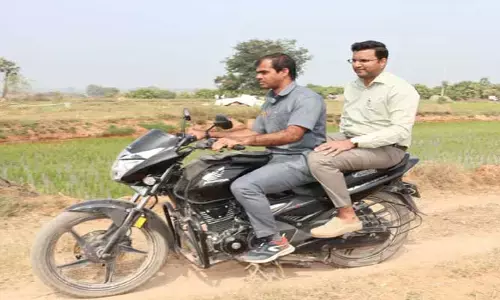 ద్విచ‌క్ర వాహనం పై క్షేత్ర‌స్థాయిలో భూభార‌తి ద‌ర‌ఖాస్తుల‌ను ప‌రిశీలించిన క‌లెక్ట‌ర్