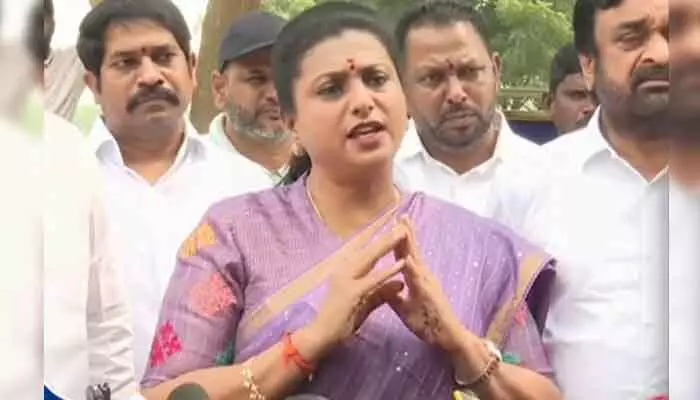 పోలీసులు నీళ్లు లేని బావిలో దూకి చావాలి.. మాజీ మంత్రి రోజా వివాదాస్పద వ్యాఖ్యలు పోలీసులు నీళ్లు లేని బావిలో దూకి చావాలి.. మాజీ మంత్రి రోజా వివాదాస్పద వ్యాఖ్యలు