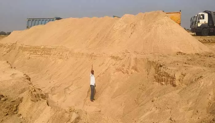జోరుగా ఇసుక అక్రమ రవాణా.. ఆపేదెవరు..? జోరుగా ఇసుక అక్రమ రవాణా.. ఆపేదెవరు..?