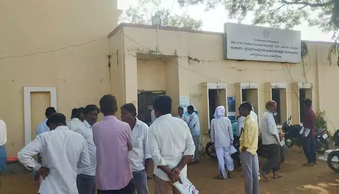 నాగిరెడ్డిపేట తహశీల్దార్ కార్యాలయంలో ఏసీబీ అధికారుల దాడులు నాగిరెడ్డిపేట తహశీల్దార్ కార్యాలయంలో ఏసీబీ అధికారుల దాడులు
