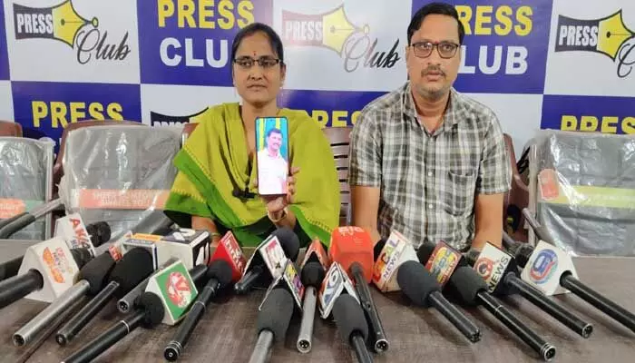 ఉపాధ్యాయ వృత్తికి మచ్చ..విద్యార్థినితో ప్రేమ.. ఆపై పెళ్లి..! ఉపాధ్యాయ వృత్తికి మచ్చ..విద్యార్థినితో ప్రేమ.. ఆపై పెళ్లి..!