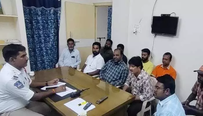 ఇకపై నో హెల్మెట్-నో ఫ్యూయల్: ట్రాఫిక్ సీఐ భగవంత్ రెడ్డి ఇకపై నో హెల్మెట్-నో ఫ్యూయల్: ట్రాఫిక్ సీఐ భగవంత్ రెడ్డి