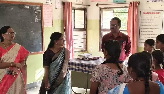 నంచర్ల గురుకుల పాఠశాలలో అస్వస్థత ఘటనపై కలెక్టర్ ఆదేశాలతో విచారణ నంచర్ల గురుకుల పాఠశాలలో అస్వస్థత ఘటనపై కలెక్టర్ ఆదేశాలతో విచారణ