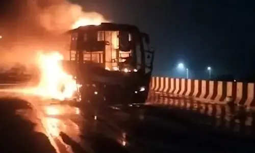 AP: మంటల్లో దగ్ధమైన ప్రైవేట్ ట్రావెల్స్ బస్సు