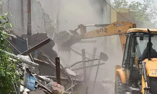 పాతబస్తీలో ఉద్రిక్తత.. భద్రతా దళాలపై రాళ్లు రువ్విన నిరసనకారులు