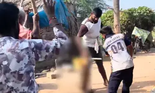 Video: 8 మందిపై పెంపుడు కుక్క దాడి.. కొట్టి చంపిన గ్రామ‌స్తులు