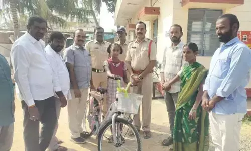 విద్యార్థినికి సైకిల్ విత‌ర‌ణ‌.. మాన‌వ‌త్వం చాటుకున్న ఎస్సై శ్రీనివాస్