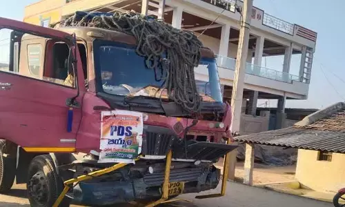 పాలడుగులో కలకలం సృష్టించిన PDS లారీ