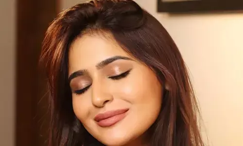 Prakriti Pavani :ఎగిసిపడుతున్న గ్లామర్‌తో రెచ్చగొడుతున్న అందాల రాశి
