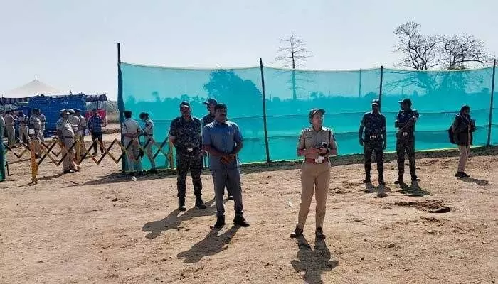 ఇద్దరు ఏఎస్పీలు, డీఎస్పీలు, ఏడుగురు సీఐలతో బందోబస్తు ఇద్దరు ఏఎస్పీలు, డీఎస్పీలు, ఏడుగురు సీఐలతో బందోబస్తు