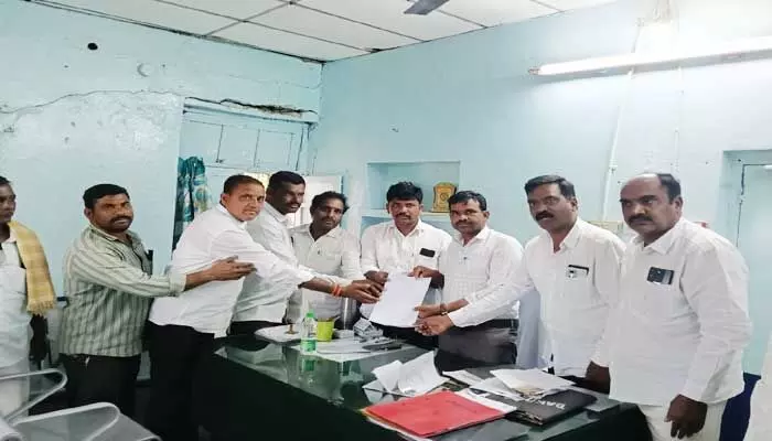 బస్సు సౌకర్యం కల్పించండి.. మొరపెట్టుకున్న గిరిజనవాసులు బస్సు సౌకర్యం కల్పించండి.. మొరపెట్టుకున్న గిరిజనవాసులు