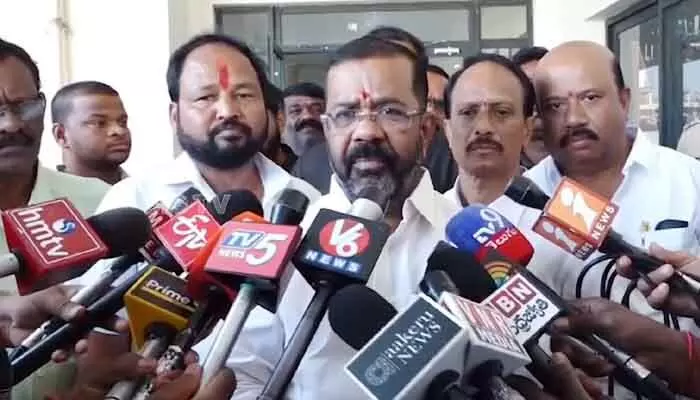మళ్లీ వరంగల్కు వస్తే చెప్పులతో కొట్టిస్తా..కేటీఆర్కు ఎమ్మెల్యే నాయిని మాస్ వార్నింగ్ మళ్లీ వరంగల్కు వస్తే చెప్పులతో కొట్టిస్తా..కేటీఆర్కు ఎమ్మెల్యే నాయిని మాస్ వార్నింగ్