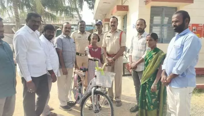 విద్యార్థినికి సైకిల్ వితరణ.. మానవత్వం చాటుకున్న ఎస్సై శ్రీనివాస్ విద్యార్థినికి సైకిల్ వితరణ.. మానవత్వం చాటుకున్న ఎస్సై శ్రీనివాస్