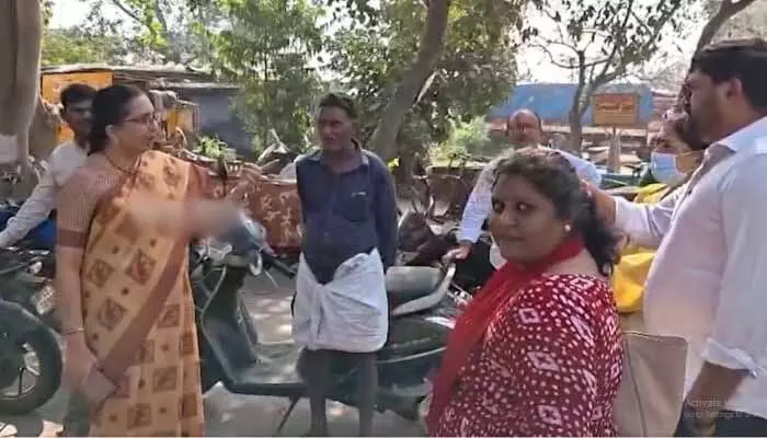 బ్యాంకులో బంగారం మాయం.. ఖాతా దారుల ఆందోళన బ్యాంకులో బంగారం మాయం.. ఖాతా దారుల ఆందోళన