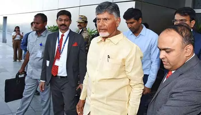ఢిల్లీకి చేరుకున్న సీఎం చంద్రబాబు.. కాసేపట్లో అమిత్ షాతో డిన్నర్ మీట్ ఢిల్లీకి చేరుకున్న సీఎం చంద్రబాబు.. కాసేపట్లో అమిత్ షాతో డిన్నర్ మీట్