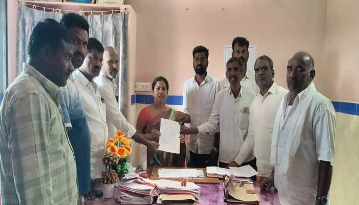 మండల రెవెన్యూ కార్యాలయ తరలింపు పై పునః పరిశీలన చేయాలి : చారకొండ ప్రజలు మండల రెవెన్యూ కార్యాలయ తరలింపు పై పునః పరిశీలన చేయాలి : చారకొండ ప్రజలు