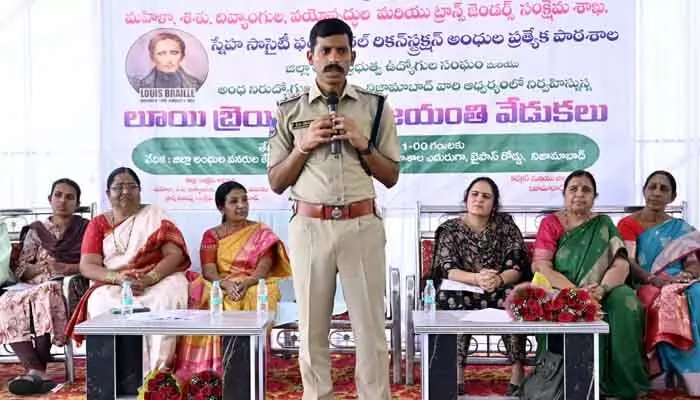 బ్రెయిలీ ఒక లిపి కాదు.. అంధుల ఆశాజ్యోతి : కమిషనర్ పోతరాజు సాయిచైతన్య బ్రెయిలీ ఒక లిపి కాదు.. అంధుల ఆశాజ్యోతి : కమిషనర్ పోతరాజు సాయిచైతన్య