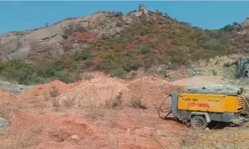 అనుమతులు కొంచెం.. తవ్వకాలు ఘనం