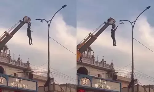 పక్షిని కాపాడేందుకు ప్రాణాలకు తెగించిన యువకుడు.. నెటిజన్ల ప్రశంసలు అందుకుంటోన్న వీడియో