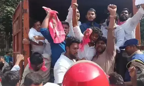 కేజీబీవీ పాఠశాల టెండర్లలో రూ.100 కోట్ల అవినీతి ఆరోపణలు: బీఆర్ఎస్వీ ధర్నా