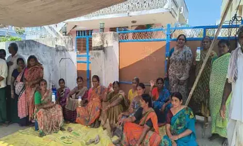 అప్పులు తీర్చాలని బాధితుల ఆందోళన