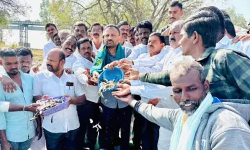 మత్స్యకారుల ఆర్థికాభివృద్ధే లక్ష్యం : ఎమ్మెల్యే తోట లక్ష్మీ కాంతారావు
