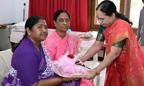 కేసీఆర్ చీరలు పెట్టడం చాలా సంతోషంగా ఉంది: మంత్రి సీతక్క