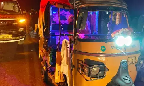 ఆటోను ఢీ కొట్టిన ఇసుక ట్రాక్ట‌ర్.. మ‌హిళా మృతి