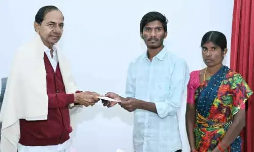 పేద విద్యార్థులకు మాజీ సీఎం కేసీఆర్ ఆర్థిక సాయం