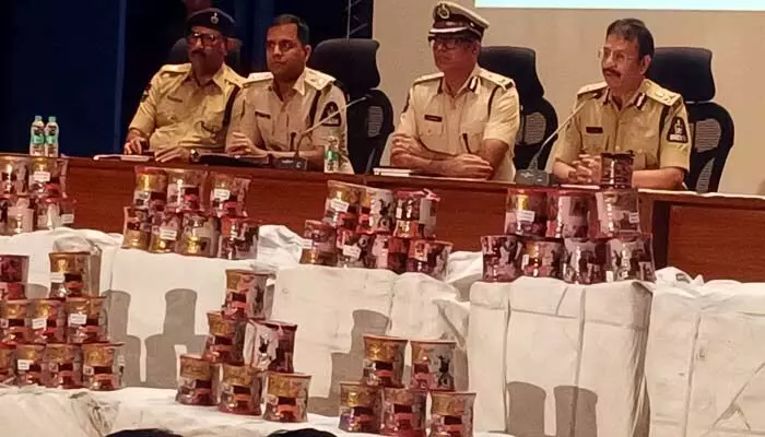 ఆన్లైన్లో చైనా మాంజా.. సీపీ సజ్జనార్ హెచ్చరిక.. రూ.1.24 కోట్ల నిషేధిత మాంజా స్వాధీనం ఆన్లైన్లో చైనా మాంజా.. సీపీ సజ్జనార్ హెచ్చరిక.. రూ.1.24 కోట్ల నిషేధిత మాంజా స్వాధీనం