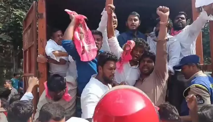 కేజీబీవీ పాఠశాల టెండర్లలో రూ.100 కోట్ల అవినీతి ఆరోపణలు: బీఆర్ఎస్వీ ధర్నా కేజీబీవీ పాఠశాల టెండర్లలో రూ.100 కోట్ల అవినీతి ఆరోపణలు: బీఆర్ఎస్వీ ధర్నా