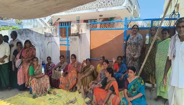 అప్పులు తీర్చాలని బాధితుల ఆందోళన అప్పులు తీర్చాలని బాధితుల ఆందోళన
