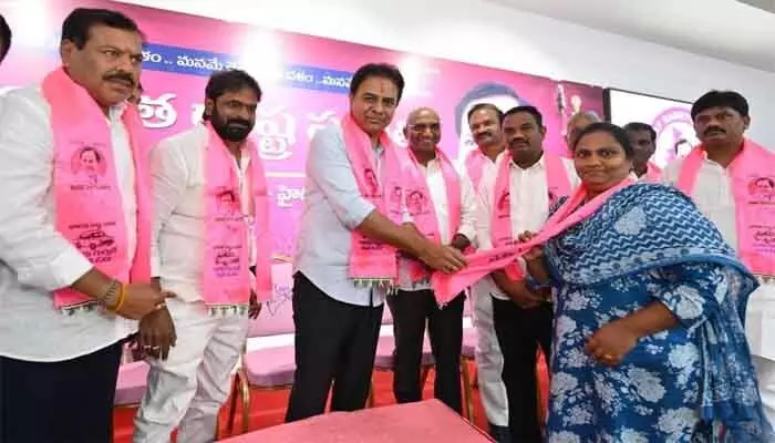 బీఆర్ఎస్ లో చేరిన చిన్నంబావి సర్పంచ్ బీఆర్ఎస్ లో చేరిన చిన్నంబావి సర్పంచ్