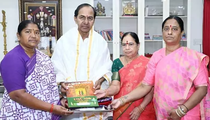 KCR: అమ్మ.. బాగున్నరా! మంత్రులను ఆత్మీయంగా పలుకరించిన KCR KCR: అమ్మ.. బాగున్నరా! మంత్రులను ఆత్మీయంగా పలుకరించిన KCR