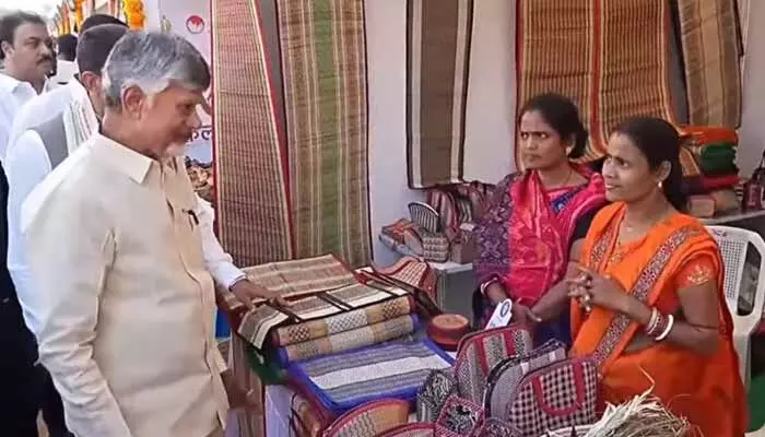 గుంటూరు ‘సరస్’లో సీఎం చంద్రబాబు.. 300 స్టాళ్ల పరిశీలన గుంటూరు ‘సరస్’లో సీఎం చంద్రబాబు.. 300 స్టాళ్ల పరిశీలన