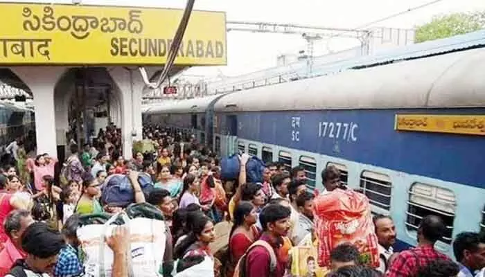 సంక్రాంతి సెలవుల ఎఫెక్ట్.. ప్రయాణికులతో కిక్కిరిసిన సికింద్రాబాద్ రైల్వే స్టేషన్ సంక్రాంతి సెలవుల ఎఫెక్ట్.. ప్రయాణికులతో కిక్కిరిసిన సికింద్రాబాద్ రైల్వే స్టేషన్