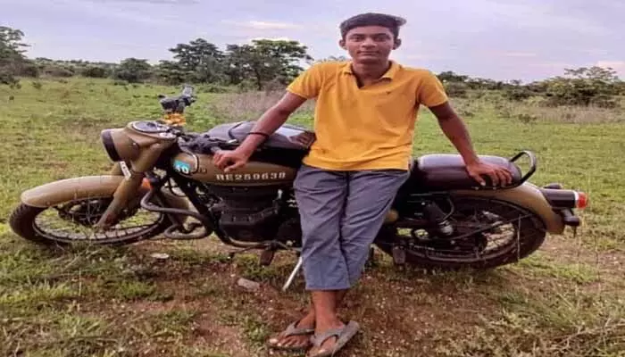 చెడు వ్యసనాలకు బానిసై యువకుడు ఆత్మహత్య చెడు వ్యసనాలకు బానిసై యువకుడు ఆత్మహత్య