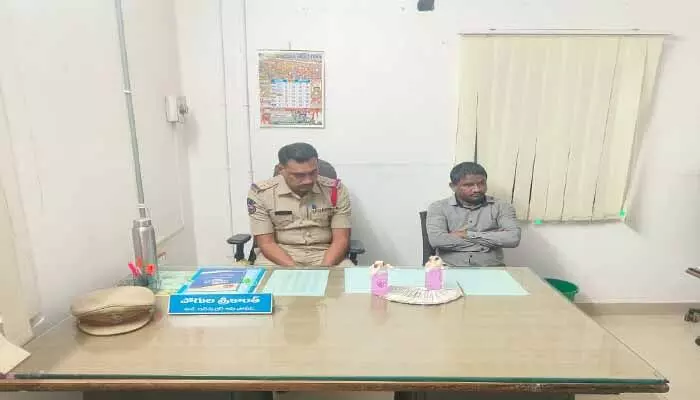 ఏసీబీకి చిక్కిన కేయూ ఎస్ఐ శ్రీకాంత్ ఏసీబీకి చిక్కిన కేయూ ఎస్ఐ శ్రీకాంత్
