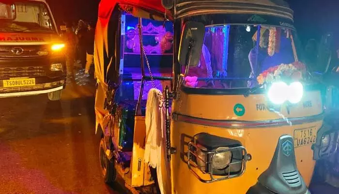 ఆటోను ఢీ కొట్టిన ఇసుక ట్రాక్టర్.. మహిళా మృతి ఆటోను ఢీ కొట్టిన ఇసుక ట్రాక్టర్.. మహిళా మృతి
