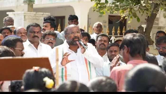 స్పీడో మీటర్లకు అమ్మ నాన్న స్టిక్కర్లను అంటించండి : మంత్రి వాకిటి శ్రీహరి స్పీడో మీటర్లకు అమ్మ నాన్న స్టిక్కర్లను అంటించండి : మంత్రి వాకిటి శ్రీహరి