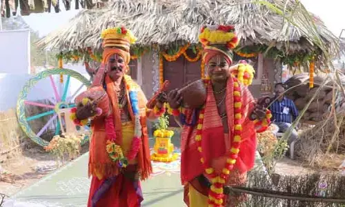 హరిదాసు కీర్తనలు.. కళాకారుల వాయిద్యాలు.. చిన్నారుల కోలాటాలు
