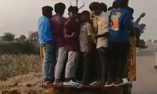 ప్రైవేట్ వాహనాలే దిక్కు.. బస్సు సౌకర్యం కల్పించండి సారు