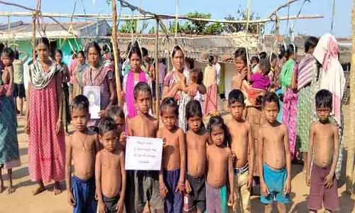 మెడకు ఉరి తాళ్లతో గిరిజనుల నిరసన