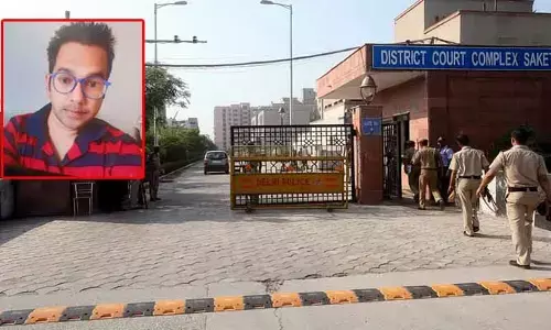 కోర్టు భవనం పైనుంచి దూకి ఉద్యోగి ఆత్మహత్య