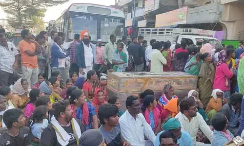 మ‌హిళా మృతికి కార‌ణ‌మైన ట్రాక్ట‌ర్ డ్రైవ‌ర్  ను అరెస్ట్ చేయాలి