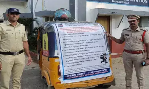 దొంగతనాల నివారణకు ఆటో వెనక అవగాహన పోస్టర్