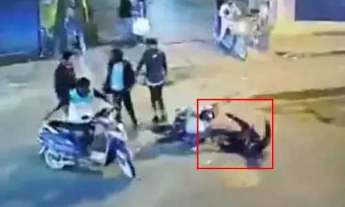 Viral: డెలివరీ బాయ్‌పై ఘోరంగా దాడి, హెల్మెట్‌తో గుండెపై కొట్టి.. వీడియో వైరల్